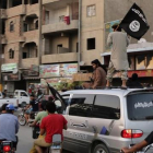 Miembros del Estado Islámico exhiben su fuerza en Raqqa, su feudo en Siria, en junio del 2014.-REUTERS