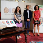Conrado Íscar junto a Olga Santos (I) responsable del Plan de Igualdad de la Diputación y Marta Pérez (D), responsable del Plan de Juventud.-ICAL