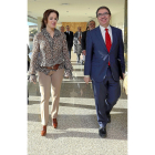 La presidenta de las Cortes, Silvia Clemente, junto con el rector de la Universidad de Alcalá, Fernando Galván.-ICAL