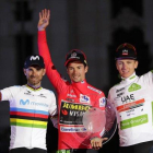 Roglic, en el centro, con Valverde y Pogacar, a la derecha, en el podio final de la Vuelta 2019.-AP / MANU FERNÁNDEZ