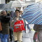 Transeúntes en la calle Santiago durante un día de rebajas.-J.M. LOSTAU