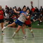 Elba Álvarez trata de lanzar, siendo agarrada por una jugadora local. / LOF