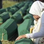 Una mujer llora junto a una de las nuevas víctimas identificadas de Srebrenica.-REUTERS / DADO RUVIC