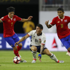 James disputa el balón a Bolaños y Venegasen el encuentro entre Colombia y Costa Rica por el grupo A de la Copa América Centenario.-EFE / AARON M. SPRECHER