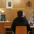 El agente de seguros, de espaldas, durante el juicio celebrado en la Audiencia de Valladolid. - EUROPA PRESS.