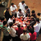 Ciudadanos chinos en una partida ilegal de cartas, en 'Policías en acción'.-