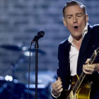 Bryan Adams, en un concierto en Calgary, el 3 de abril del 2016.-AP / JEFF MCINTOSH