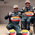 Isidre Esteve, junto a su copiloto Txema Villalobos, en la presentación de su equipo para el Dakar.-EFE