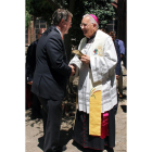 El obispo de León, Julián López, recibe al alcalde Antonio Silván en el acto de bendición y colocación de la primera piedra del futuro Museo Diocesano y de Semana Santa.-ICAL