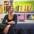 Laura López Balza, en La Gran, y una de las obras realizadas junto a Mamadou Diene.-M. A. SANTOS