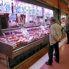 Puesto de carne del mercado del Campillo inaugurado el 4 de noviembre de 1986 y que lleva tres sin aparcamiento.-J.M.LOSTAU
