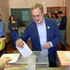Manuel Saravia, candidato a la Alcaldía de Valladolid Toma la Palabra, en el momento de votar.-J.M. LOSTAU