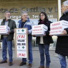 Vecinos de la zona de Tierras Altas, en Soria, entregaron ayer las firmas ante la Junta.-LUIS ÁNGEL TEJEDOR