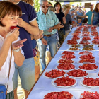 Vecinos de la localidad de Tudela de Duero catan las distintas variedades de tomates.-J.M. LOSTAU