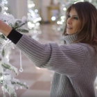 Melania Trump, mostrando los abetos decorados de la Casa Blanca.-/ PERIODICO (YOUTUBE)