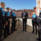 Cuatro nuevos policías locales de Valladolid con el alcalde de la ciudad Óscar Puente.- E.M.