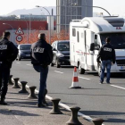 La policía francesa realiza un control en el puente que une Irún con Hendaya.-EFE