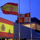 Una gran bandera de España con un crespón negro se proyecto sobre la fachada de las Cortes de Castilla y León.-ICAL
