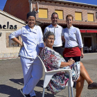 Carmela, junto a su familia –hoy equipo de cocina y sala–, en el exterior de su restaurante de Villardefrades.-ARGICOMUNICACIÓN