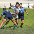 Kacilala intenta evitar un placaje en el partido frente a la Santboiana.-MIGUEL ÁNGEL SANTOS