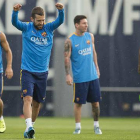 Jordi Alba levanta sus brazos durante la sesión de entrenamiento del FC Barcelona en la ciutat esportiva antes de viajar a Bilbao.-Foto: JORDI COTRINA