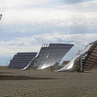 Paneles solares doblados por la fuerza del viento en la finca de La Mudarra.-J. CASTILLO