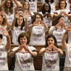 Las diputadas de Unidos Podemos  lucen camisetas en apoyo a la huelga feminista, el pasado 21 de febrero en el Congreso.-EFE
