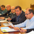 Mandos policiales junto al alcalde, el subdelegado y el concejal de Movilidad en la Junta de Seguridad.-E. M.
