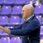 Luis César pide calma a sus jugadores en un partido anterior.-J.M.LOSTAU