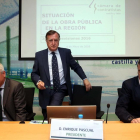 El presidente de la Cámara de Contratistas de Castilla y León, Enrique Pascual, presenta en rueda de prensa el balance de licitación de 2015 y las previsiones para 2016-ICAL