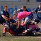 Los jugadores delVRAC placan a un rival de la Santboiana.-JORDIELÍAS