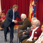 El vicepresidente da la mano a uno de los niños que huyeron de la guerra.-ICAL