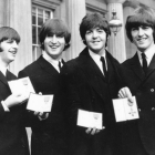 Ringo Starr, John Lennon, Paul McCartney y George Harrison, con la Oden del Imperio británico, en octubre de 1965.-AP