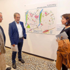 Pablo Gigosos, director de ára de Urbanismo, Manuel Saravia y María Sánchez, en la exposición.-J.M. LOSTAU