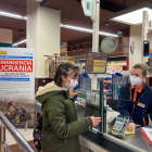 Cártel de la campaña de ayuda a Ucrania en un supermercado Gadis.- E. M.