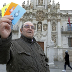 Luis Colmenero posa con las tarjetas que ha utilizado durante medio siglo ligado al balonmano.-J. M. LOSTAU