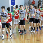 Los jugadores cadetes de Castilla  y León saludan a los rivales antes de comenzar el choque.-J.M. LOSTAU