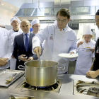 El presidente del Partido Popular de Castilla y León, Alfonso Fernández Mañueco, visitó la Escuela Internacional de Cocina de la Cámara de Comercio de Valladolid-ICAL