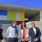 El consejero de Educación, la directora del centro  y el alcalde de Arroyo, ante el edificio del colegio.-ICAL