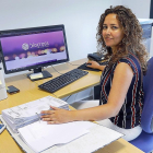 Cristina Pérez en la oficina que la compañía Biocross tiene en la Incubadora de Empresas Biotecnológicas de Castilla y León.-J. M. LOSTAU