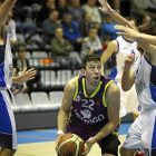 Sergio de la Fuente rodeado de dos jugadores del CB Prat Joventut-El Mundo