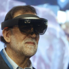 El presidente del Gobierno y líder del PP, Mariano Rajoy, con unas gafas de realidad virtual tras su llegada a la segunda jornada del XVIII Congreso nacional del partido que se celebra este fin de semana en la Caja Mágica, en Madrid.-EFE