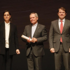 Adriana Ulibarri, Juan Carlos Pérez Godoy y el presidente de la Junta, Alfonso Fernández Mañueco, en el momento de la entrega del Premios a los Valores Humanos.-RAMIRO LÓPEZ