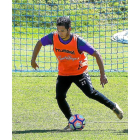Anuar prepara un pase durante el entrenamiento de ayer en los Campos Anexos-J.M. Lostau