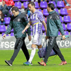 Leão se retira acompañado por el médico y el fisioterapeuta, tras lesionarse frente al Zaragoza.-J.M.LOSTAU