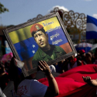 Miembros de la Juventud Sandinista y trabajadores del Estado participaron en una caminata con banderas de Venezuela y cuadros con el rostro de Chávez.-EFE