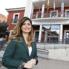La alcaldesa de Zaratán, Susana Suárez, frente a la fachada de la Casa Consistorial.-J.M. LOSTAU