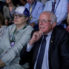 El senador estadounidense por Vermont y ex precandidato presidencial Bernie Sanders (d) y la presidenta del Partido Demócrata en Vermont Dottie Deans (c).-EFE/PETER FOLEY
