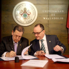 El rector de la Universidad de Valladolid, Daniel Miguel (D) y el presidente de la Asociación Española contra el Cáncer, Francisco Javier Arrollo-Ical