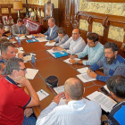 Reunión celebrada ayer entre el equipo de Gobierno municipal y los representantes de los cuatro sindicatos de la Policía Municipal.-E. M.